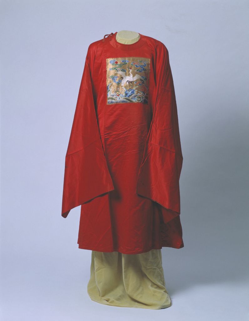 图片[2]-Red satin embroidered plain gold square patchwork official clothes with cloud and crane patterns-China Archive